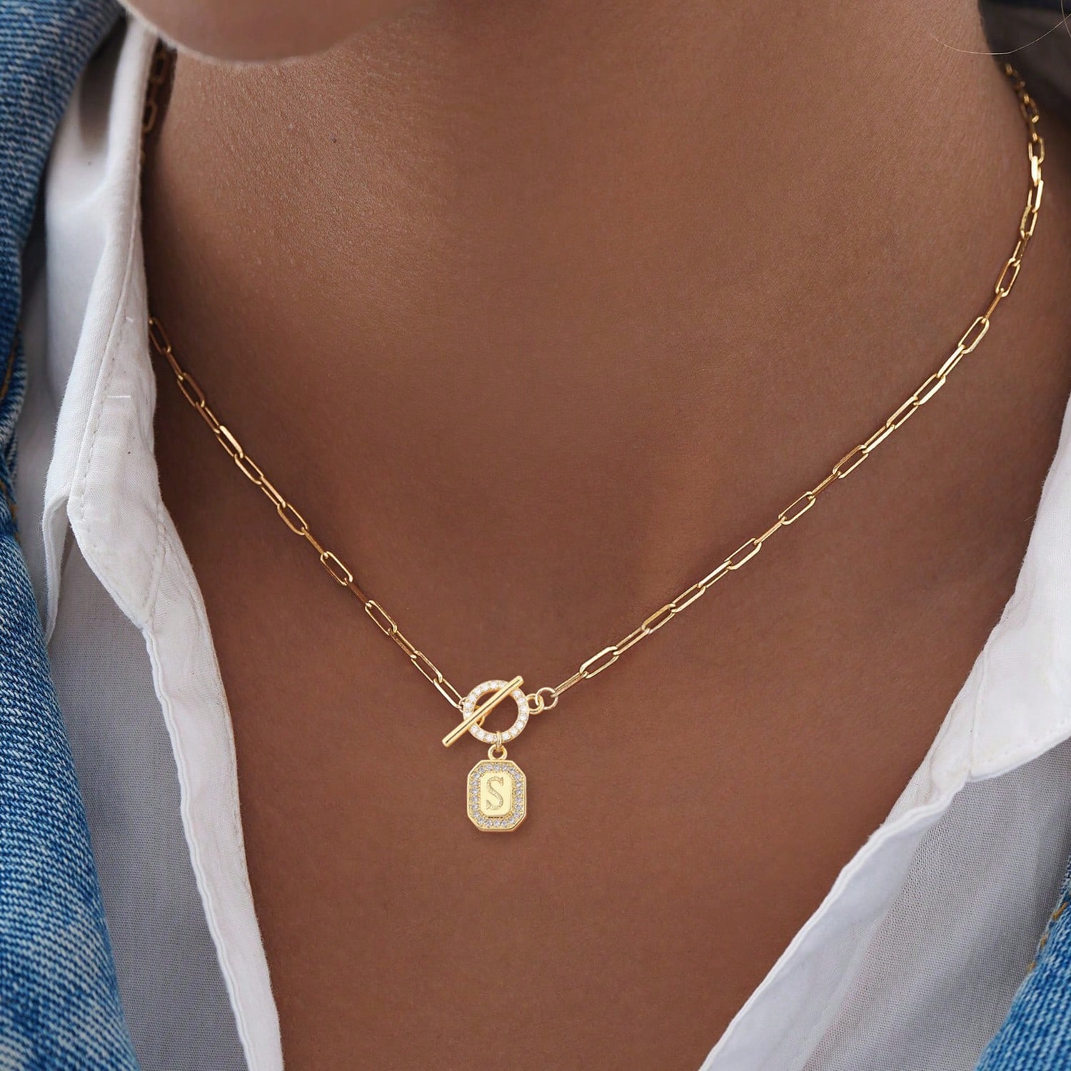 Toggle Clasp Gold - สร้อยคอแบบคลาสสิกพร้อมจี้ตัวอักษร ตัวล็อคแบบกระดุม ชุบทอง ทำจากสแตนเลส พร้อมสายคล้องแบบคลิปหนีบกระดาษ สำหรับผู้หญิง