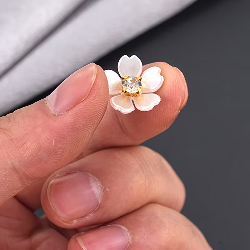 ดอกไม้พลาสติกสีขาวและสีทองสุดห - Jewelry Making For Adults บทวิจารณ์และราคา